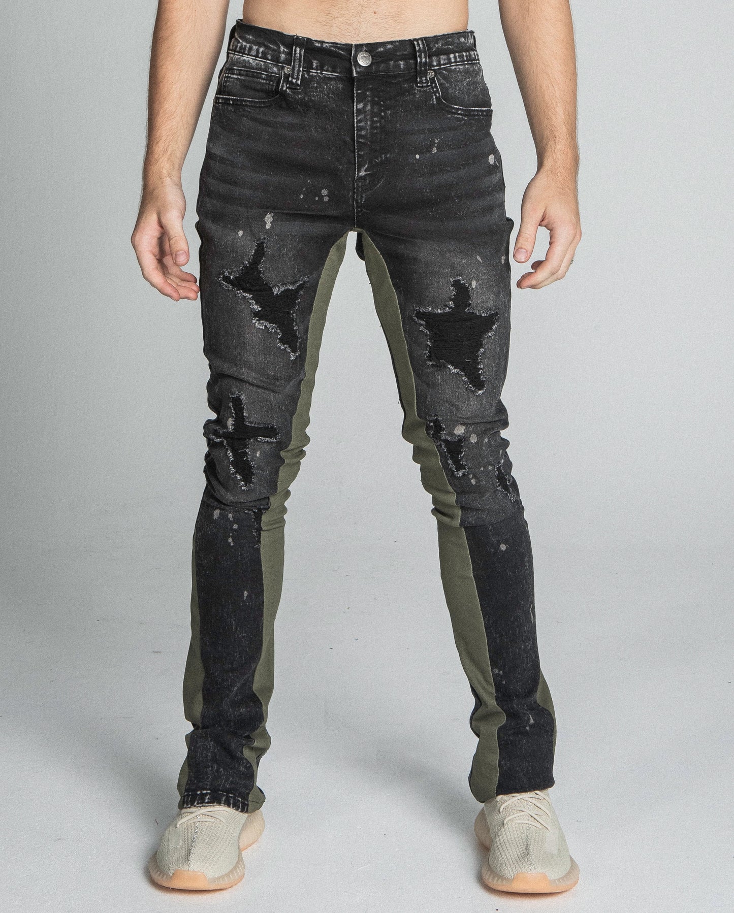 AR711 BLACK/BROWM DISTRESSED STAR STACKED JEANS