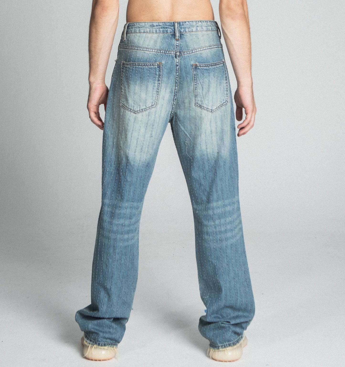 AJ02L RIPPED BLUE THREAD LOOSE JEANS