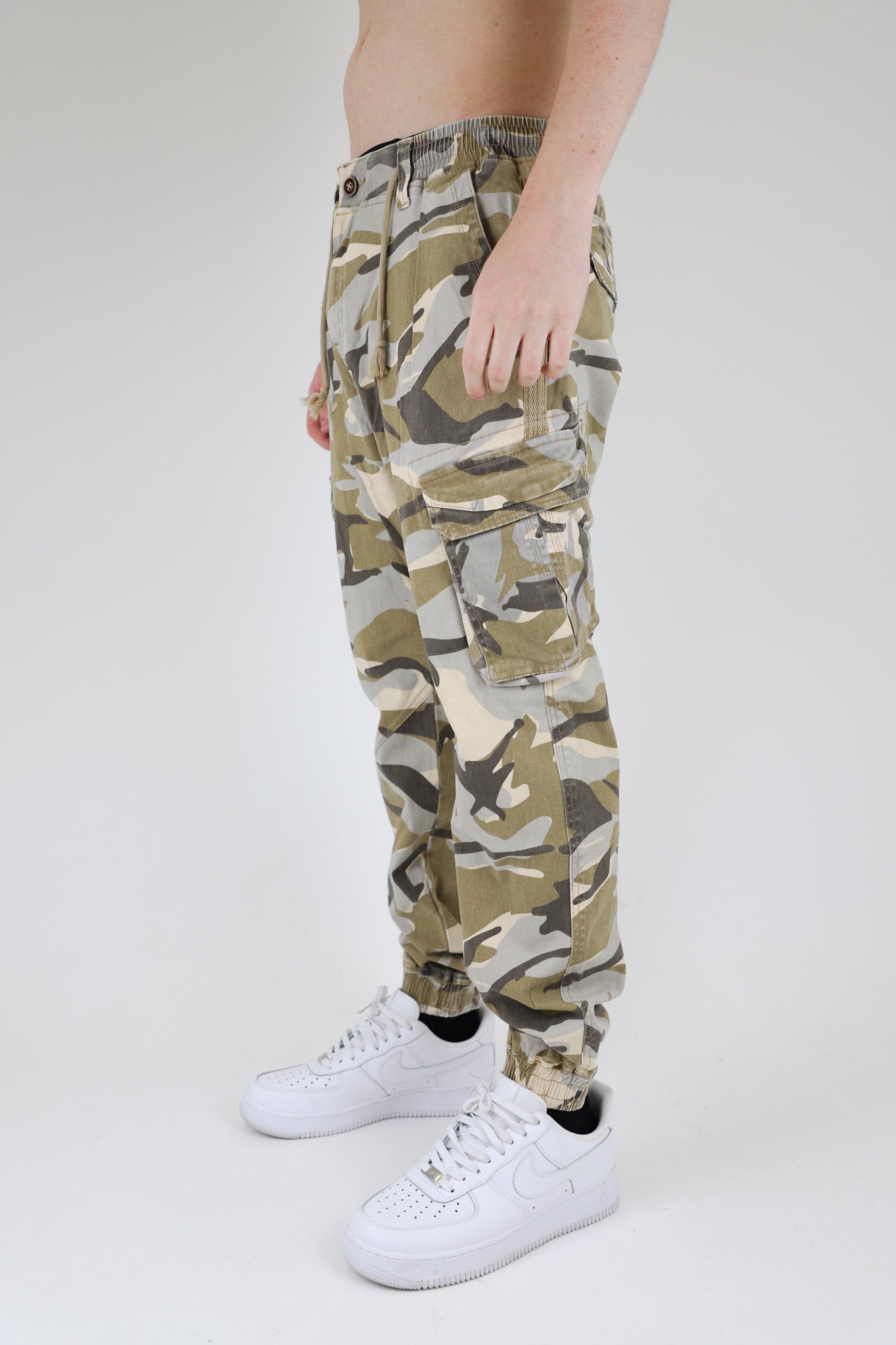 AR1001 LIGHT CAMO CARGO JOGGERS